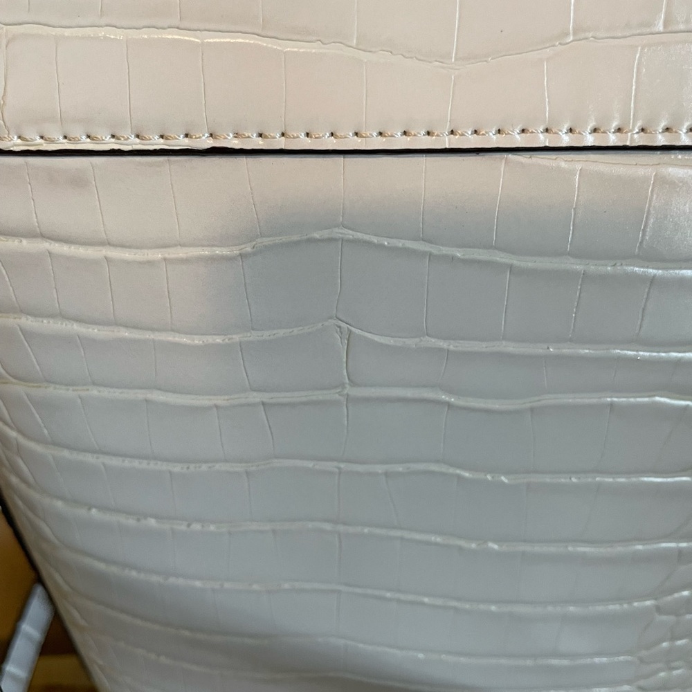 Elegant White Croc-Embossed Bucket Bag
International concept Purse - Picture 2 of 9